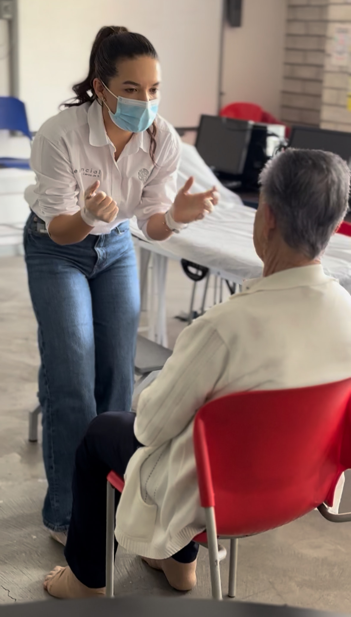 Adultos mayores participando en actividad de movilidad comunitaria