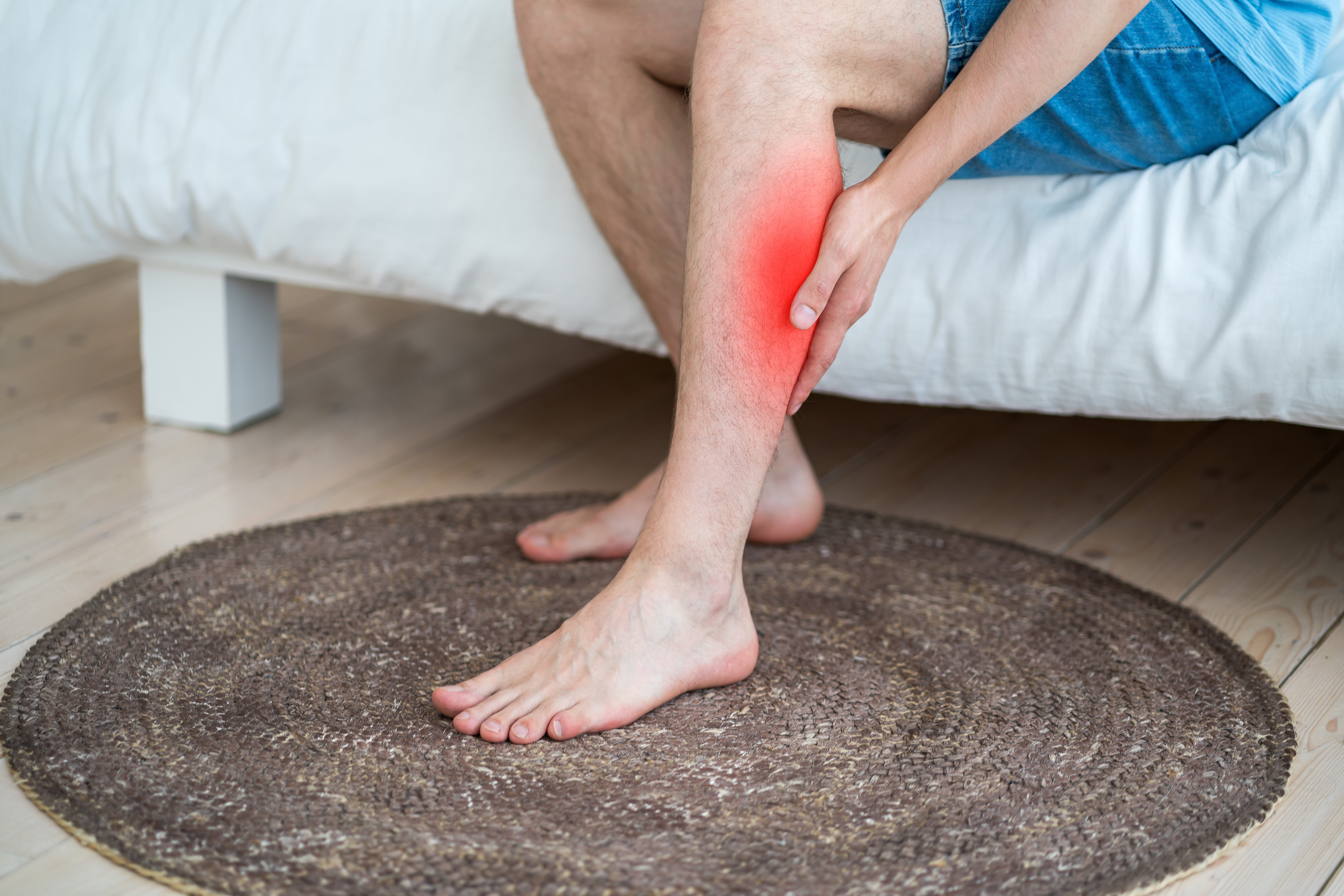 Rehabilitación muscular guiada por fisioterapeuta en consultorio luminoso